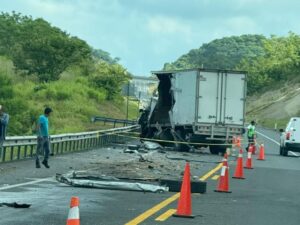 CHOQUE ENTRE CAMIÓN Y TRÁILER DEJA UN MUERTO (1)