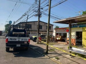 BALEAN A HOMBRE MIENTRAS ESPERABA AUTOBÚS (3)