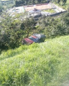 Camioneta cae a barranco en Alpatláhuac