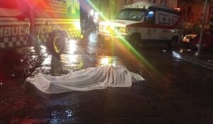 FALLECE HOMBRE ATROPELLADO; CONDUCTOR ESCAP