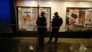 Ejecutan a mando policiaco dentro de KFC (5)