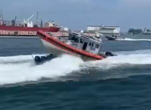 Embarcaciones de la Marina; colisionan durante prácticas en el malecón