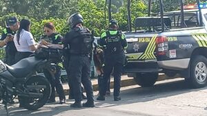 Intervienen autoridades para evitar suicidio en puente (1)