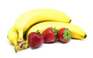 Platano y fresas