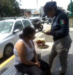 Rescatan a mujer que intentaba arrojarse del puente Xallitic (2)