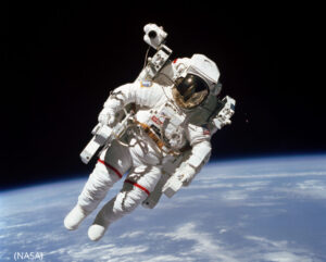 ¿Sabías que Los astronautas en el espacio crecen hasta 5 cm más. Al no tener la gravedad que comprime la columna, esta se estira temporalmente. Cuando regresan a la Tierra, vuelven a su estatura normal